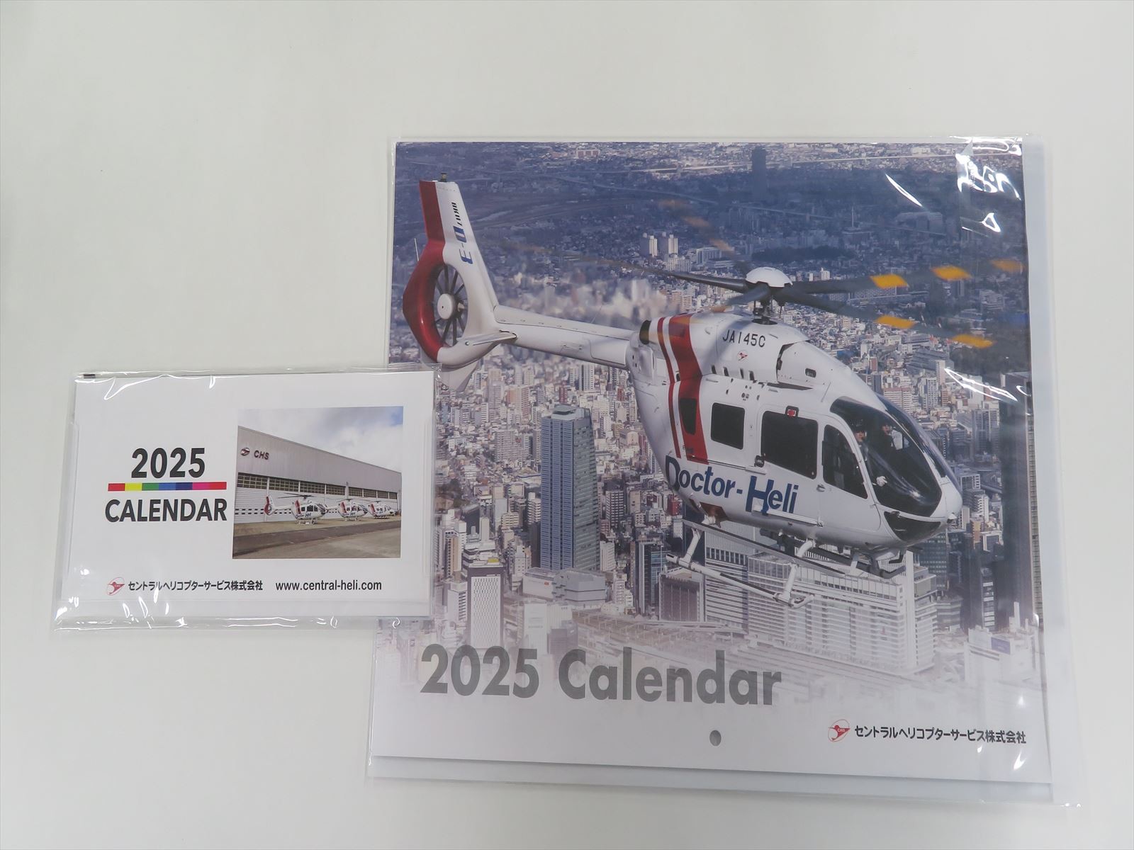 左：2025年卓上カレンダー　右：2025年壁掛けカレンダー