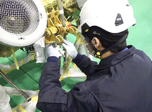 Image：Flight control rod installation work