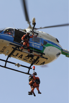 写真：ドクターヘリ（人命救助の訓練をする様子）