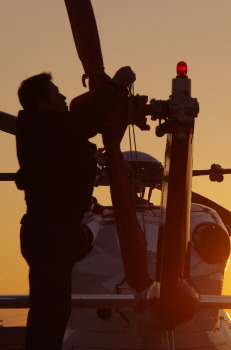 写真：ヘリコプターと人