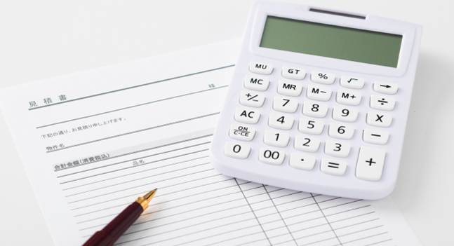 写真：電卓と見積書