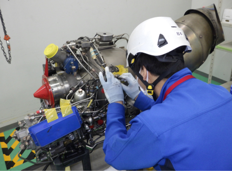 写真：ENGINE 点検作業の様子