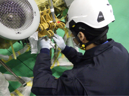 写真：フライトコントロール　ロッド取付作業の様子