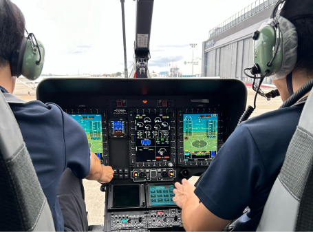 写真：グランドラン　計器チェック作業