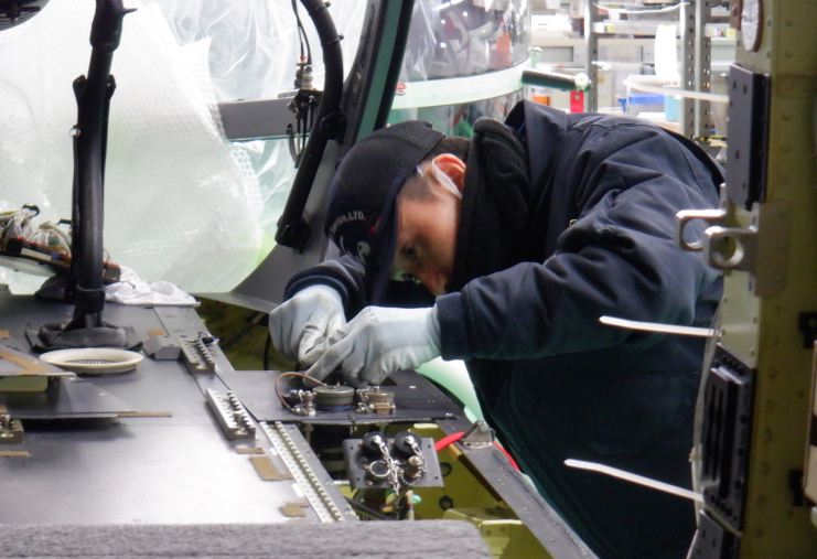 写真：改造・修理作業の様子