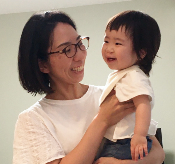 写真：女性社員とそのお子様