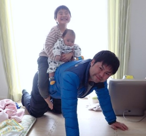 写真：男性社員とそのお子様